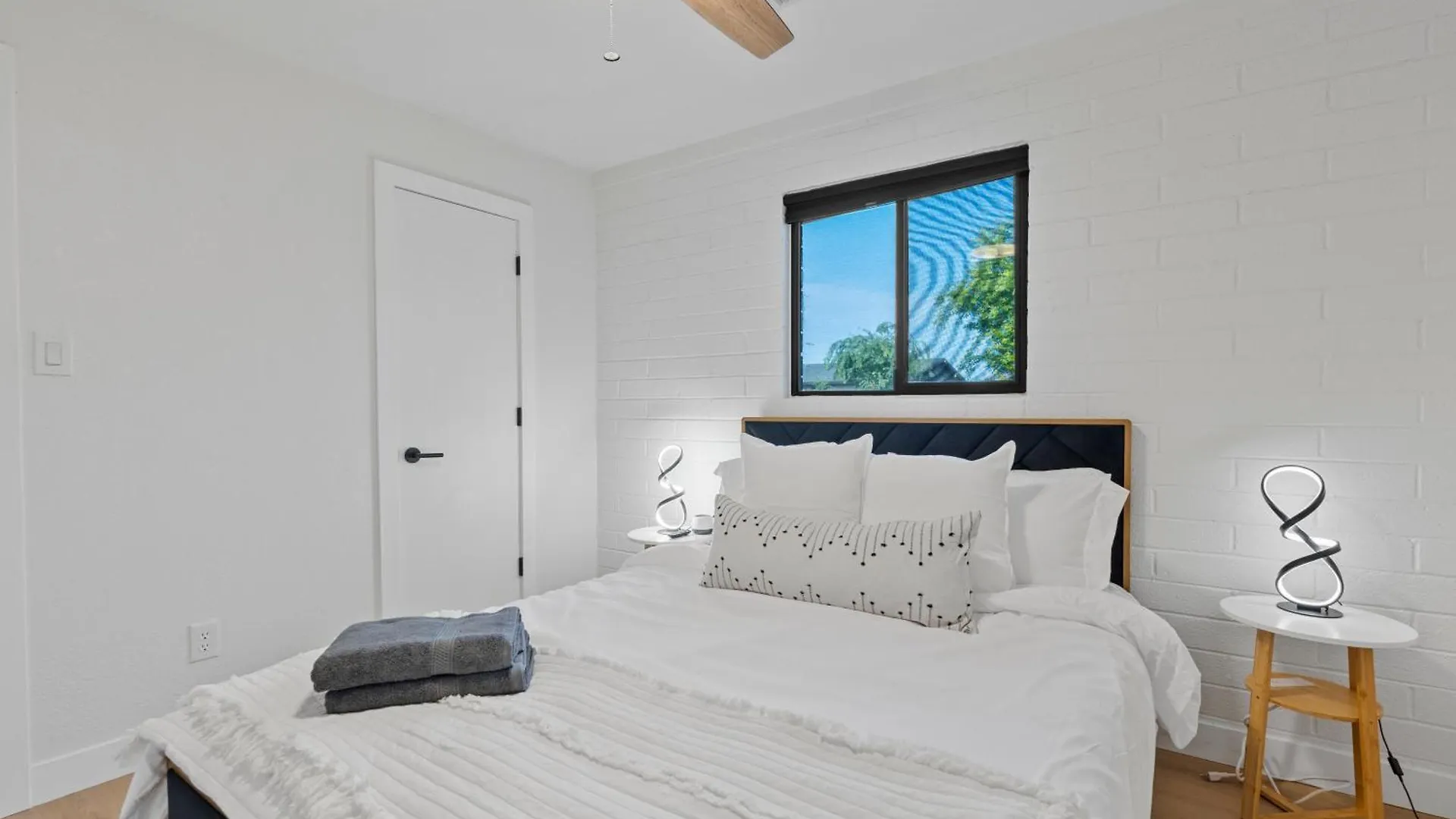 Biltmore 2Br Bungalow #2 - Workspace, Free Parking, Laundry, Patio! فينيكس شقة