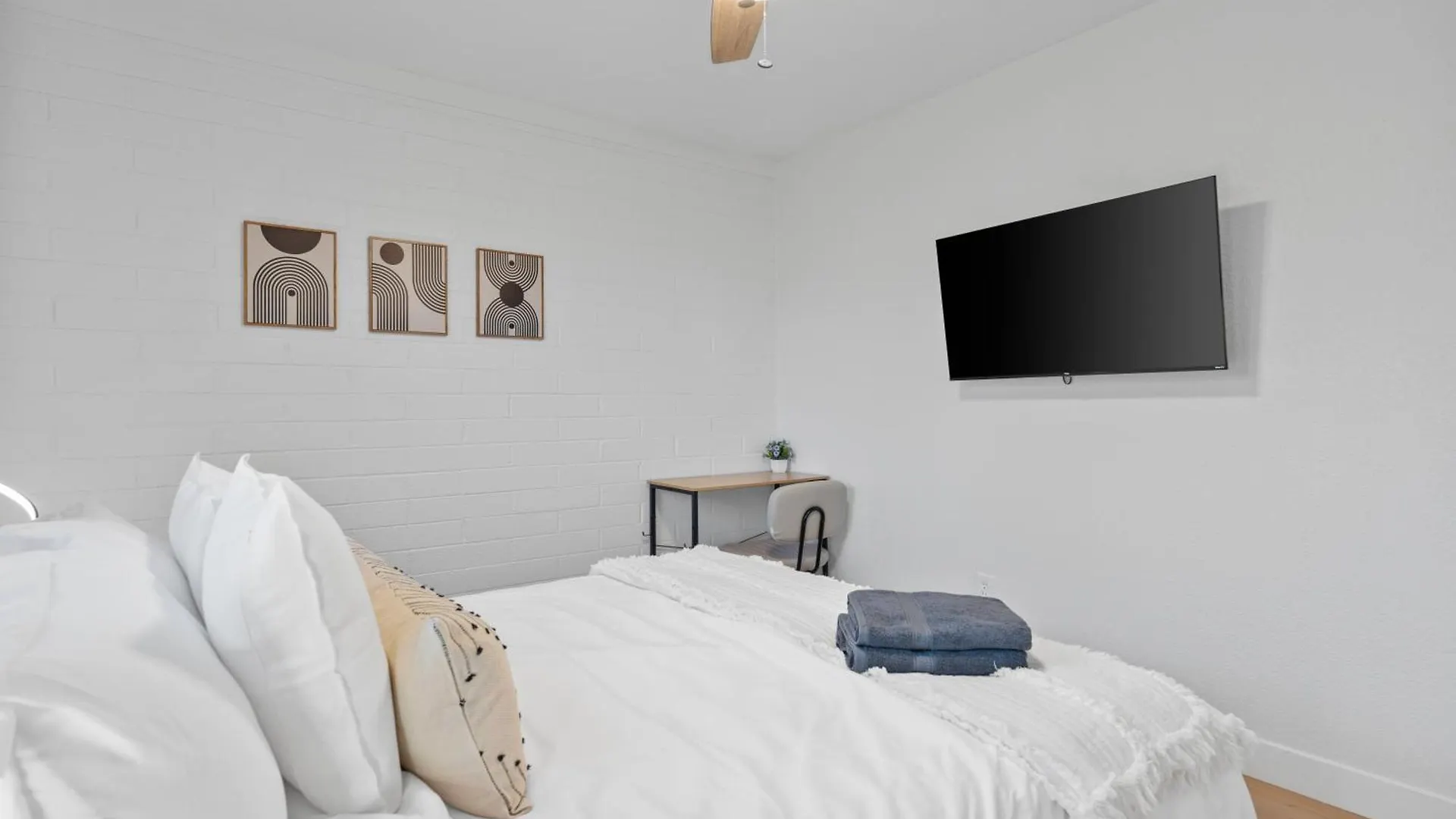 Biltmore 2Br Bungalow #2 - Workspace, Free Parking, Laundry, Patio! فينيكس 0*,